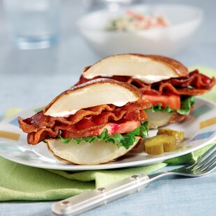 Sandwich de Papa de Idaho® con Tocino, Lechuga y Tomate