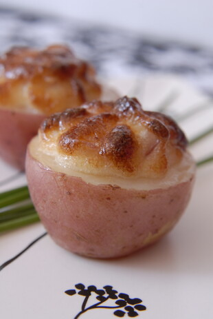 Souffle de queso assiago en Papas de Idaho® rojas