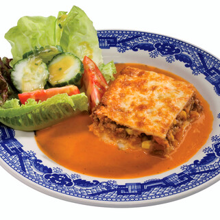 Dehy Idaho® Potato & Meat Pie with Veggie Salad and Tomato Sauce 